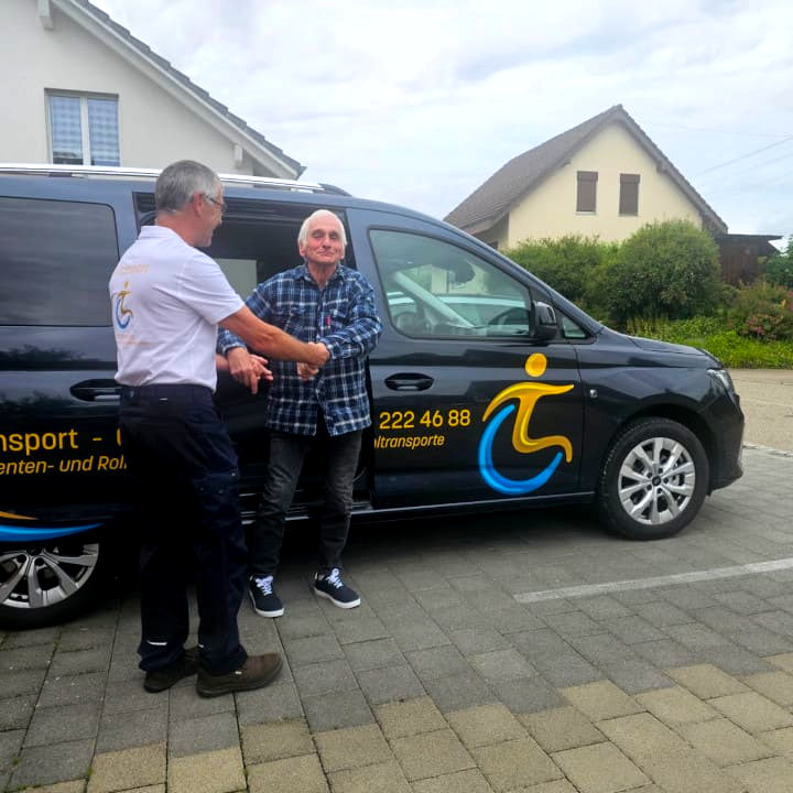 Patiententransport mit persönlicher Unterstützung beim Ein- und Aussteigen durch IV Transport