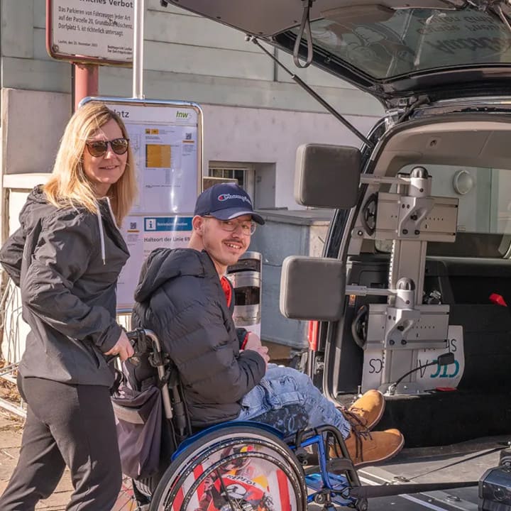 Rollstuhltransport im Laufental mit modernem Fahrzeug und persönlicher Betreuung durch IV Transport Laufen.